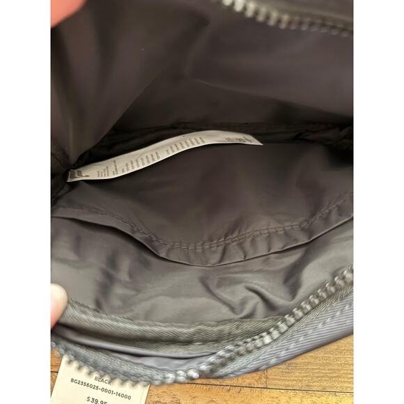 Fabletics Belt Bag Black Crossbody Fanny Pack Adjustable Strap Logo Patch Travel - Picture 4 of 6